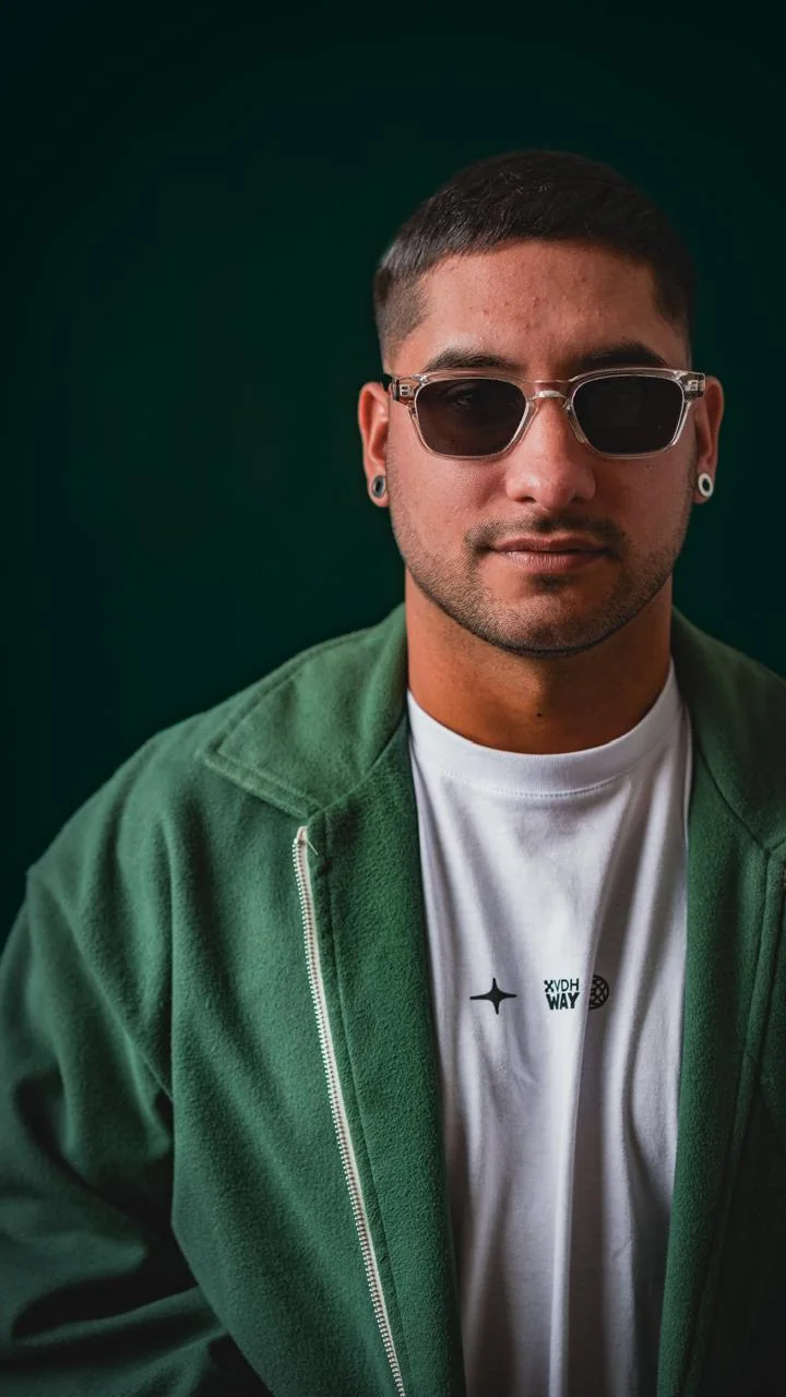 Primer plano editorial de FacuAlt con lentes y campera verde.