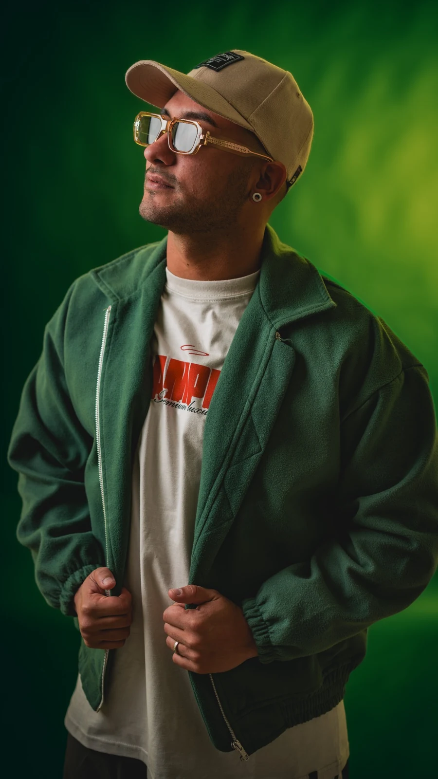 Retrato editorial de Facundo Altamirano con campera verde y fondo verde.